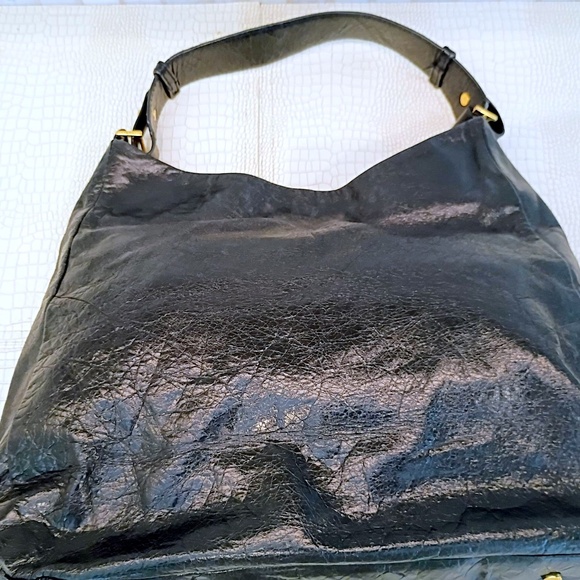 Rare Close to New Classic Torey Burch Large Shoulder Bag is crafted in Crinkled - Picture 8 of 16